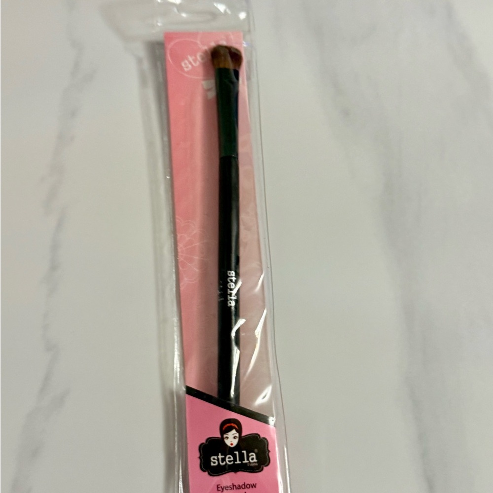 Stella Eyeshadow Brush with Pink Packaging